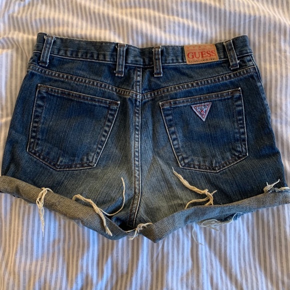 High waisted distressed Guess denim shorts - Picture 2 of 3